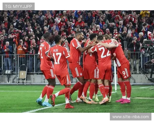 拜仁球迷巴黎街头高歌“伦敦之王”,致敬欧冠对英全胜战绩 拜仁球迷巴黎街头高歌“伦敦之王”,致敬欧冠对英全胜战绩