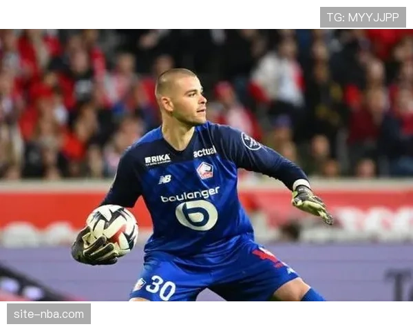 特写:里尔门将切瓦利尔,他是球队高居积分榜第三的基石